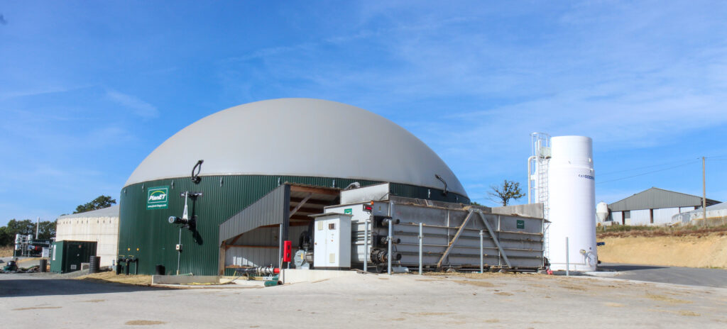 Les éleveurs ont choisi un process Planet Biogaz avec un digesteur de 2600 m3 et une cuve de stockage du digestat de 2500 m3 qui s’ajoutent aux 2000 m3 de la fosse à lisier existante.