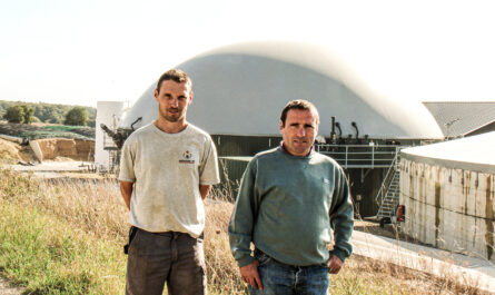 Sylvain et Fabrice Houé (de gauche à droite), les 2 associés de la SCEA Lesvran en Ille-et-Vilaine. Ils ont investi dans une installation de méthanisation en injection de 75 Nm3/ h.