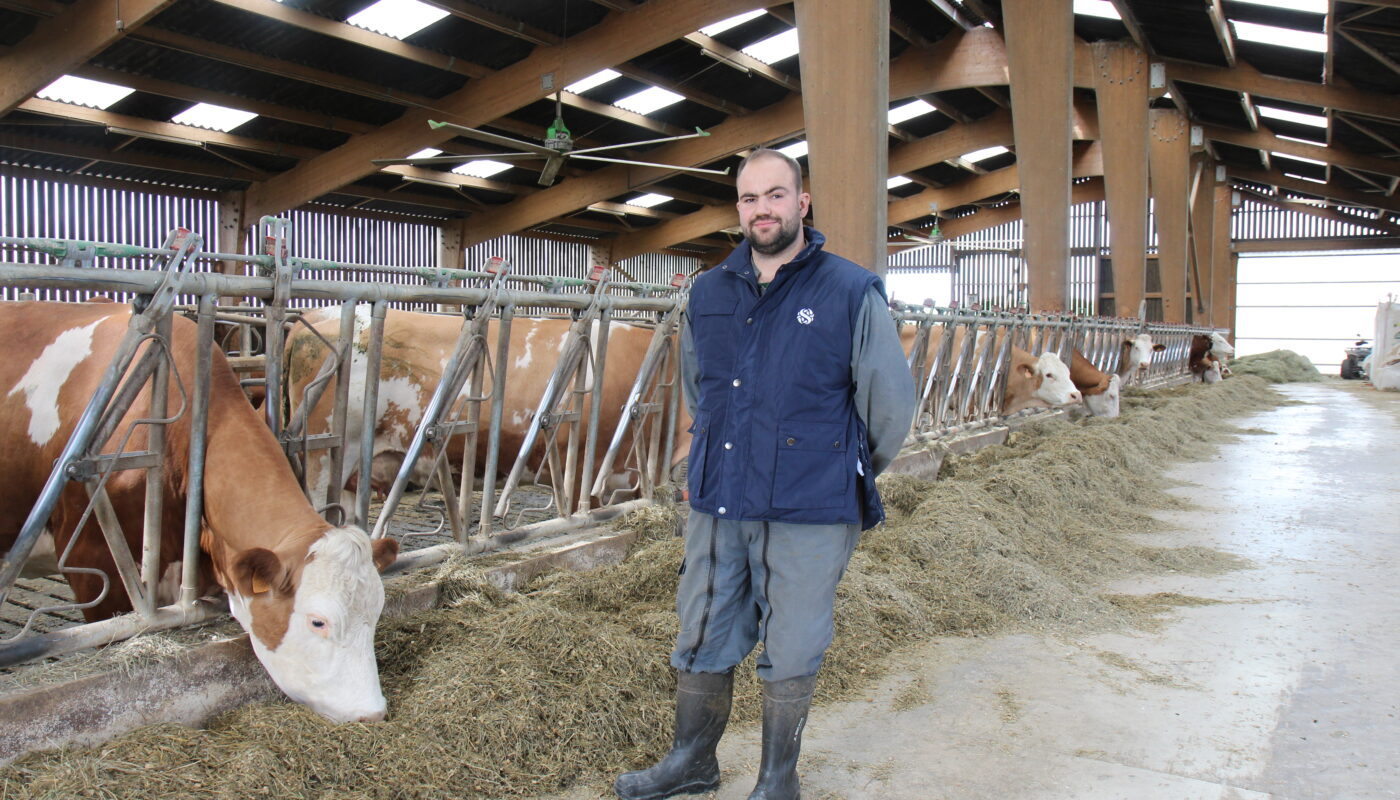 Florian Oudot, l’un des deux associés du Gaec des Amarrons. De 2023 au début de 2026, il a testé Bovaer dans son élevage laitier. Efficacité sur le méthane, simplicité d’utilisation et aucun impact sur les performances zootechniques.