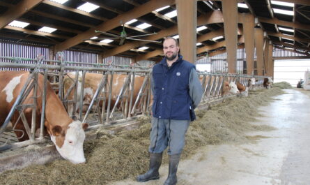 Florian Oudot, l’un des deux associés du Gaec des Amarrons. De 2023 au début de 2026, il a testé Bovaer dans son élevage laitier. Efficacité sur le méthane, simplicité d’utilisation et aucun impact sur les performances zootechniques.