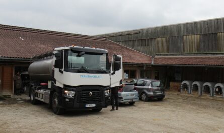 Le modèle économique de Bovaer repose sur un soutien de certaines laiteries fortement engagées dans la réduction de l’empreinte carbone du lait. Concrètement, le coût d’achat du produit est pris en charge par les laiteries, auquel s’ajoute une prime incitative liée à la réduction de l’empreinte carbone du lait.